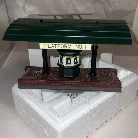 Department 56 / Heritage Village Collection /Victoria Station Train Platform - Picture 3 of 11